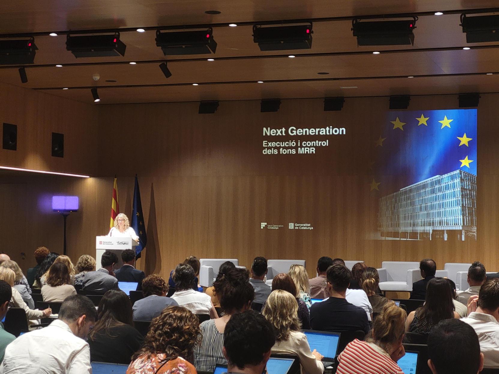 La síndica Anna Tarrach, durant la seva intervenció en la jornada organitzada pel Departament d'Economia.