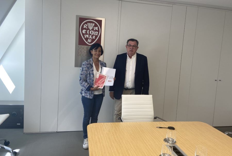 Belén López lliura al síndic major, Miquel Salazar, els comptes anuals de CCOO del 2024.