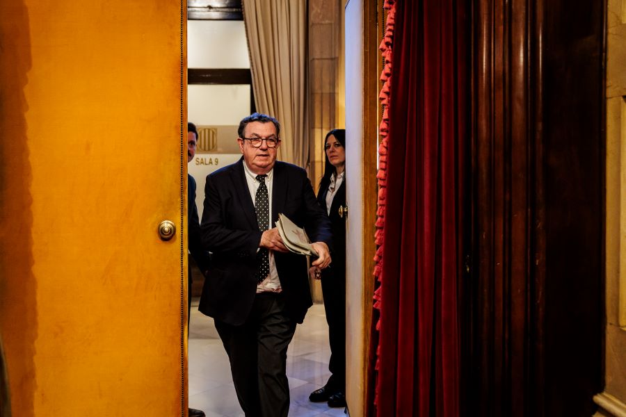 Miquel Salazar, entrant a l'hemicicle.