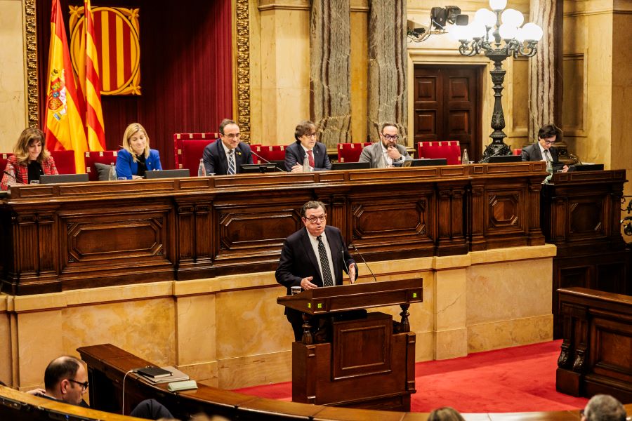 El síndic major, presentant l'informe al Ple del Parlament.