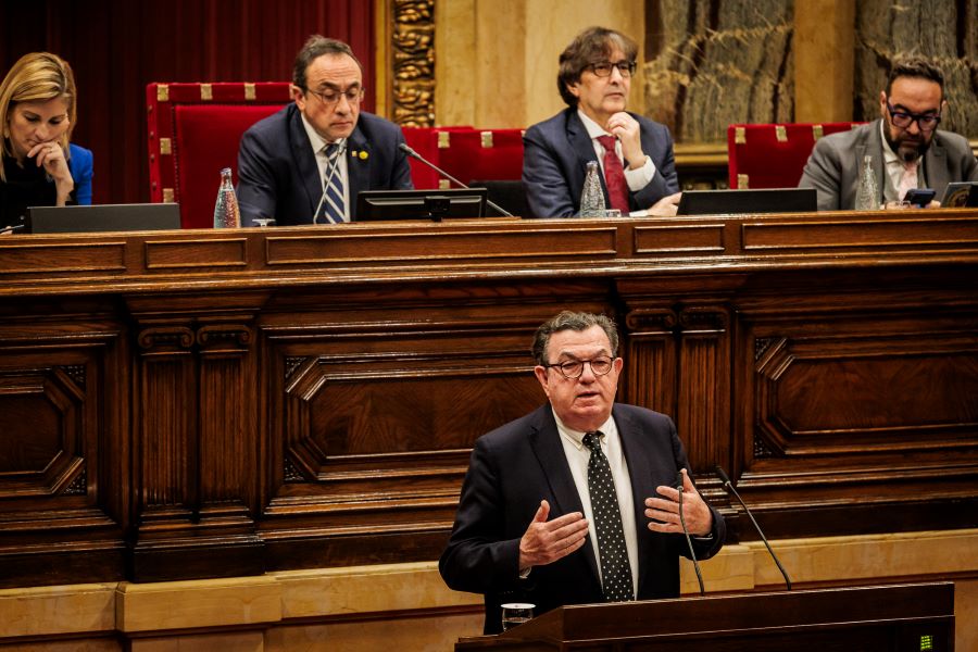 El síndic major, amb la Mesa darrere.