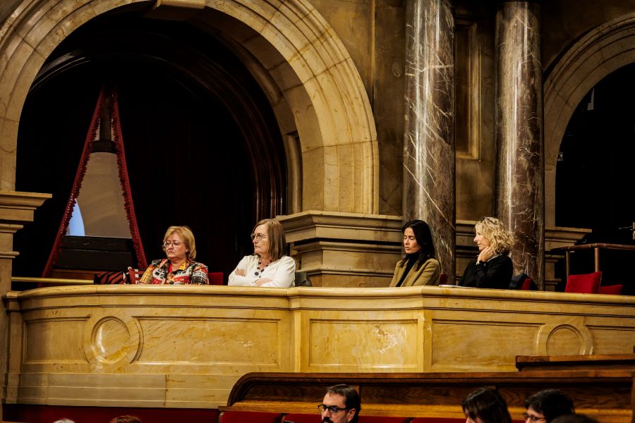 Les síndiques i la secretària general, a la llotja de convidats del Parlament.