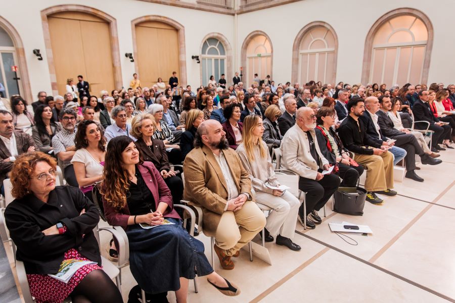 Imatge del públic assistent a l'acte Sant Jordi al Parlament, entre el qual la síndica Llum Rodríguez.