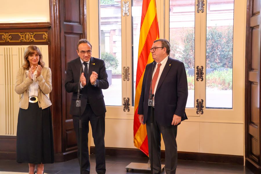 El president del Parlament, Josep Rull, i Glòria Freixa, membre de la Mesa, aplaudeixen Miquel Salazar. 