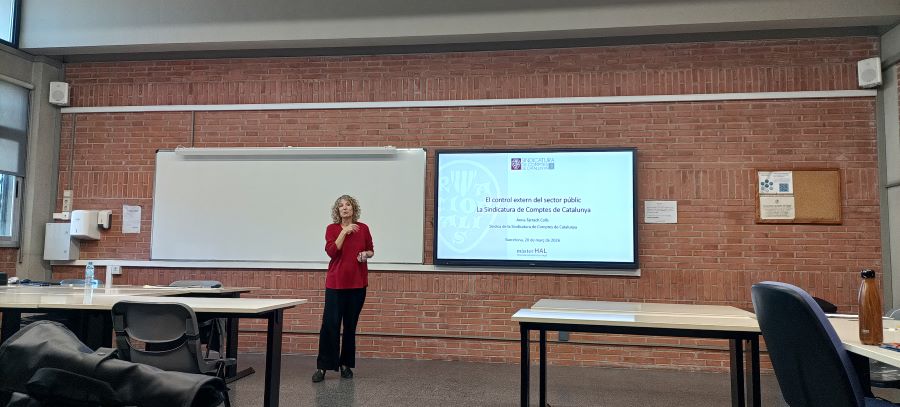 La síndica Anna Tarrach, durant la seva presentació a la Facultat d'Economia de la UB.