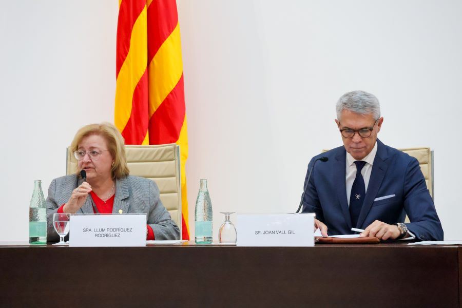La síndica Llum Rodríguez, i el president del Col·legi de Censors, Joan Vall.
