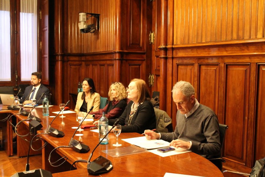 Membres del Ple, seguint la Comissió de la Sindicatura del Parlament.