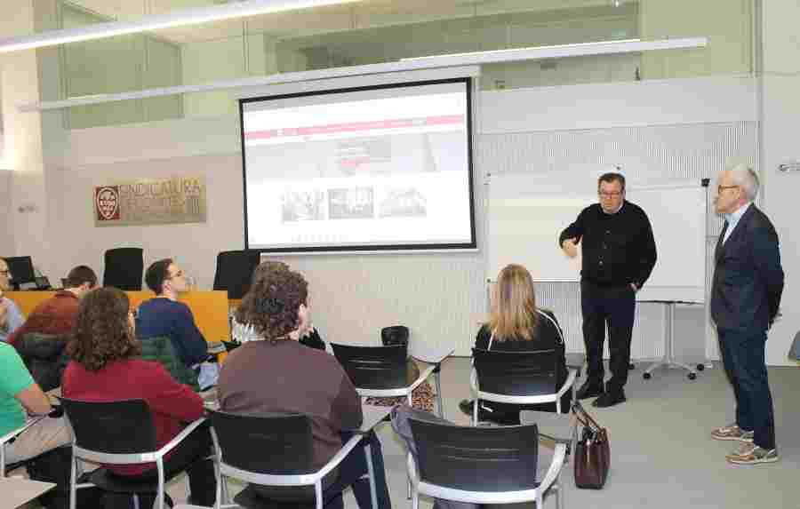 El síndic major, Miquei Salazar, i l'auditor Rafael Morales, durant la presentació als estudiants del Mâster.