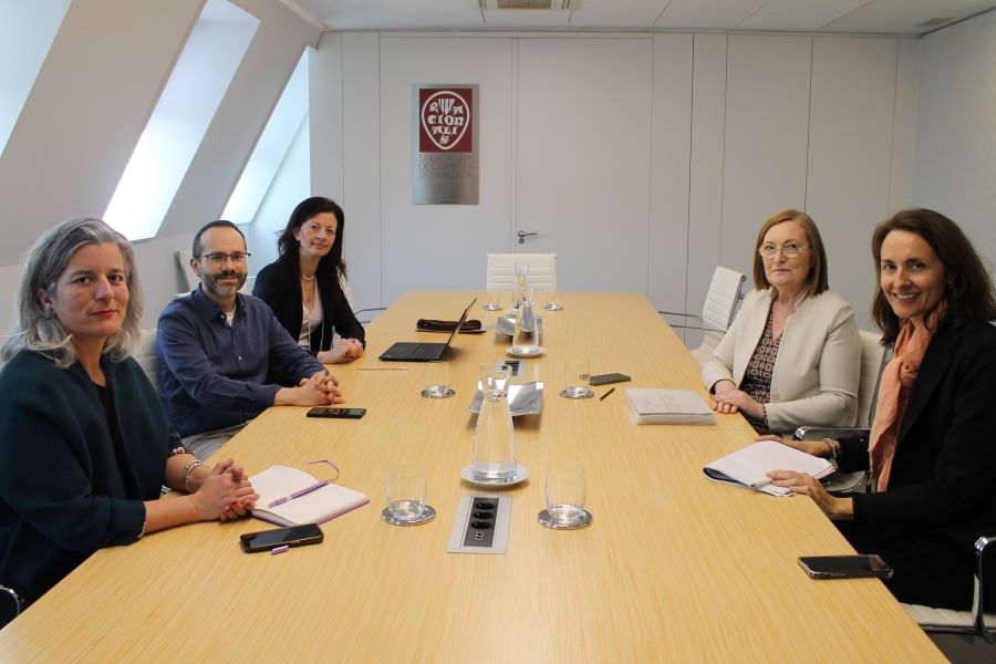 Verónica López, primera per l'esquerra, a la reunió amb la Sindicatura de Comptes.