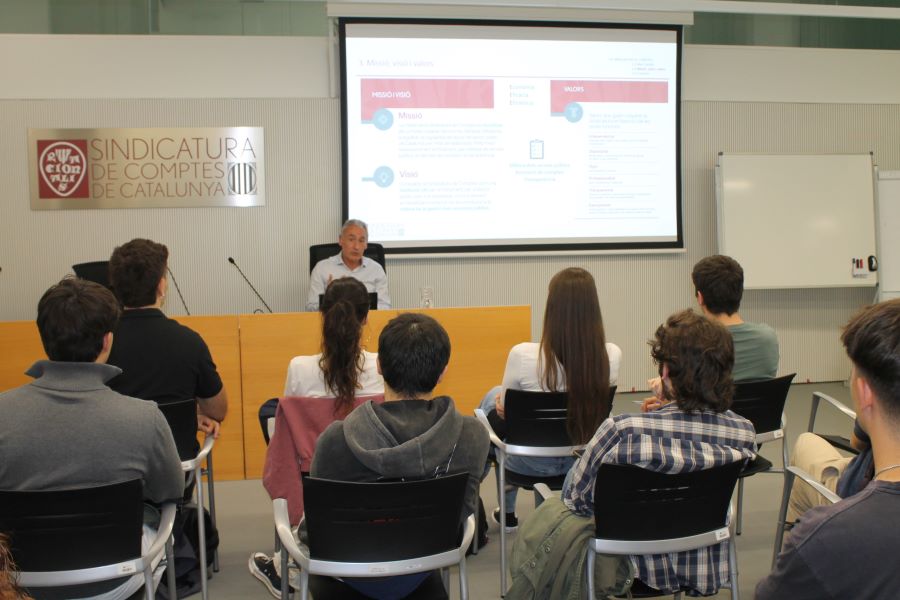 El síndic Manel Rodríguez, durant la sessió oferta als estudiants de la UPF.