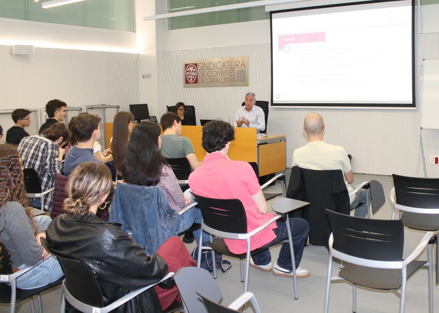 Imatge de la sala de formació, amb el síndic fent la presentació als alumnes de Ciències Polítiques.