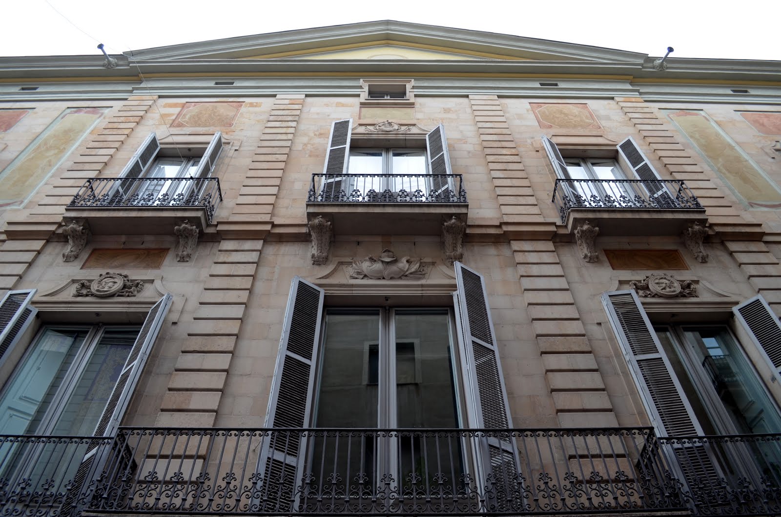 Façana del Palau Moja, seu del Departament de Cultura de la Generalitat.