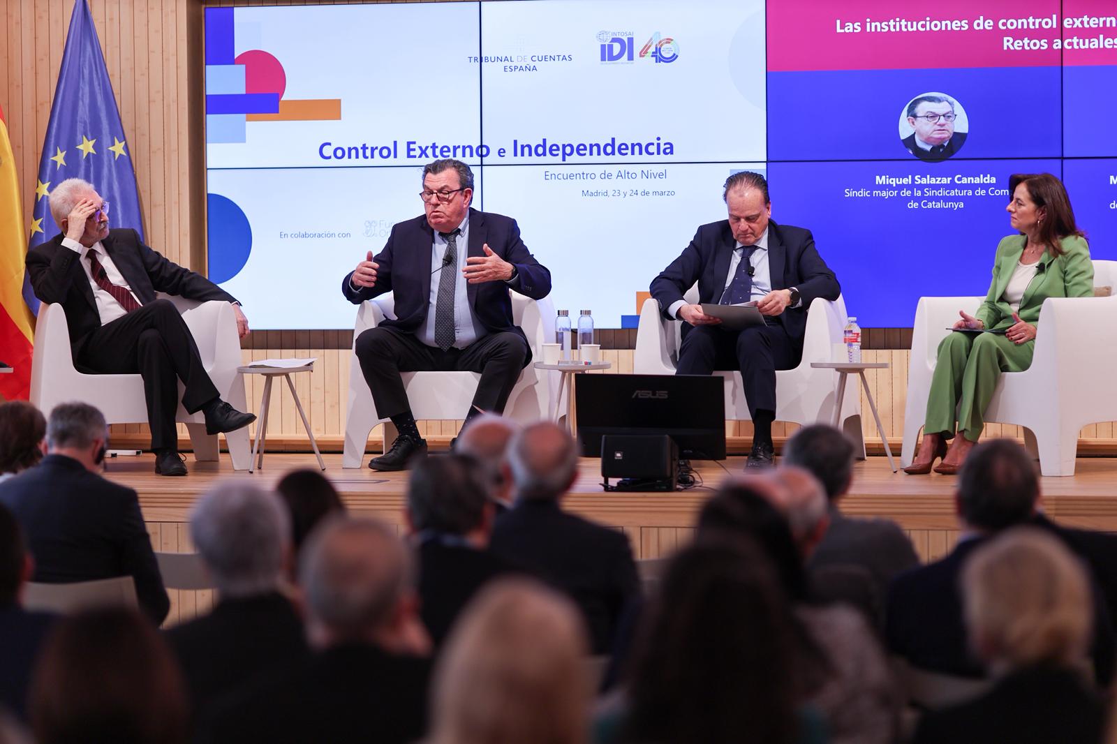 Miquel Salazar, durant la seva intervenció, flanquejat per Joan Mauri i Mario Amilivia.