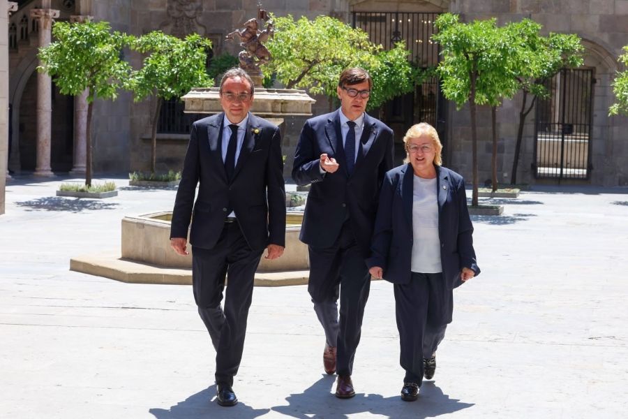 Llum Rodríguez, amb el president del Parlament i el de la Generalitat, al pati dels tarongers. 