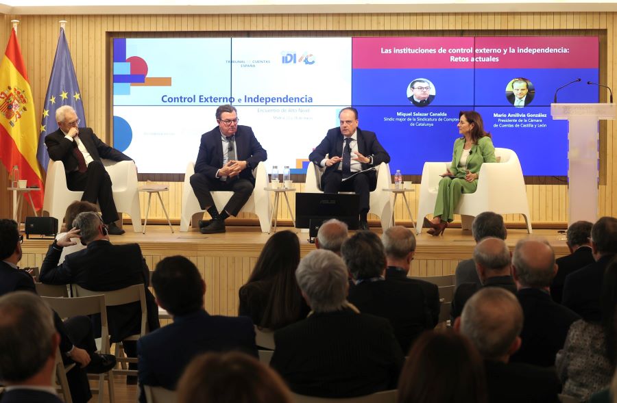 El sindic major, segon per l'esquerra, i Mario Amilivia, a la dreta.